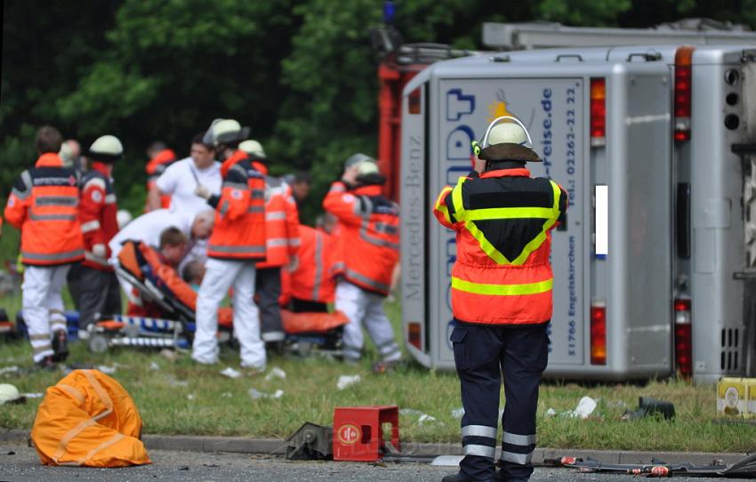 Schwerer Unfall mit Reisebus Lohmar Donrather Dreieck P138.JPG